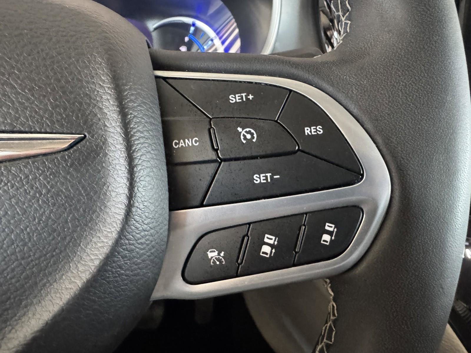 Used 2023 Chrysler Pacifica Touring-L image 17