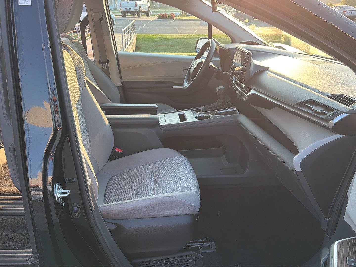 Used 2023 Toyota Sienna LE FWD image 12
