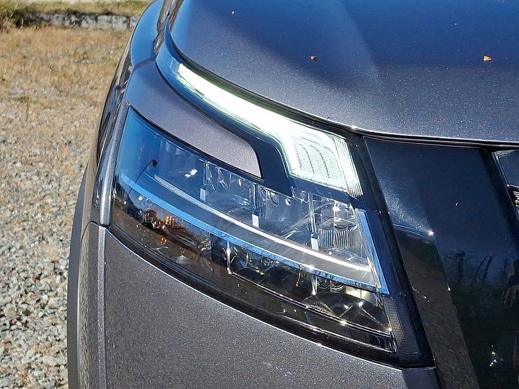 Used 2024 Nissan Pathfinder SL w/ Black Appearance Package image 20