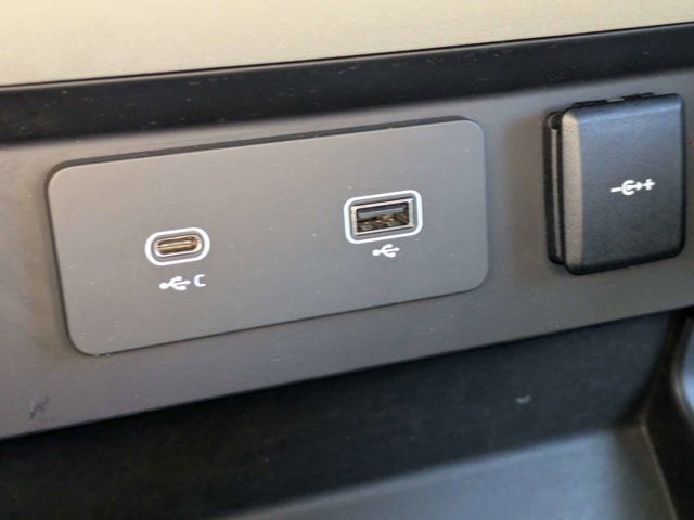 Used 2023 Land Rover Defender 110 SE image 22