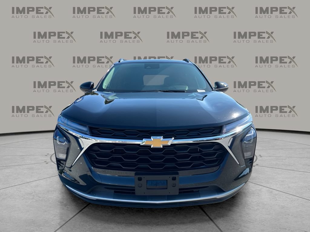 Used 2025 Chevrolet Trax LT FWD image 8