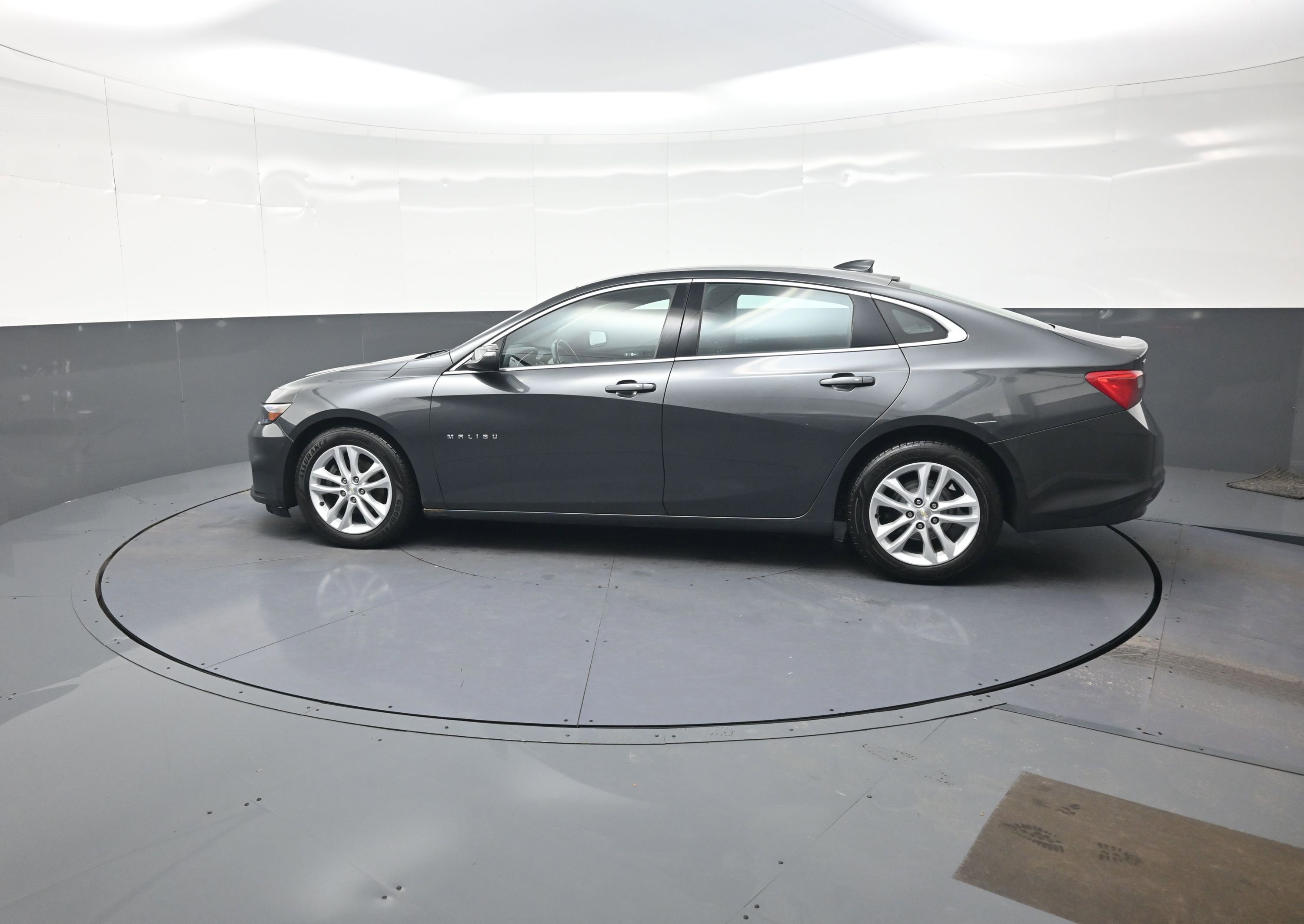 Used 2016 Chevrolet Malibu LT FWD image 2