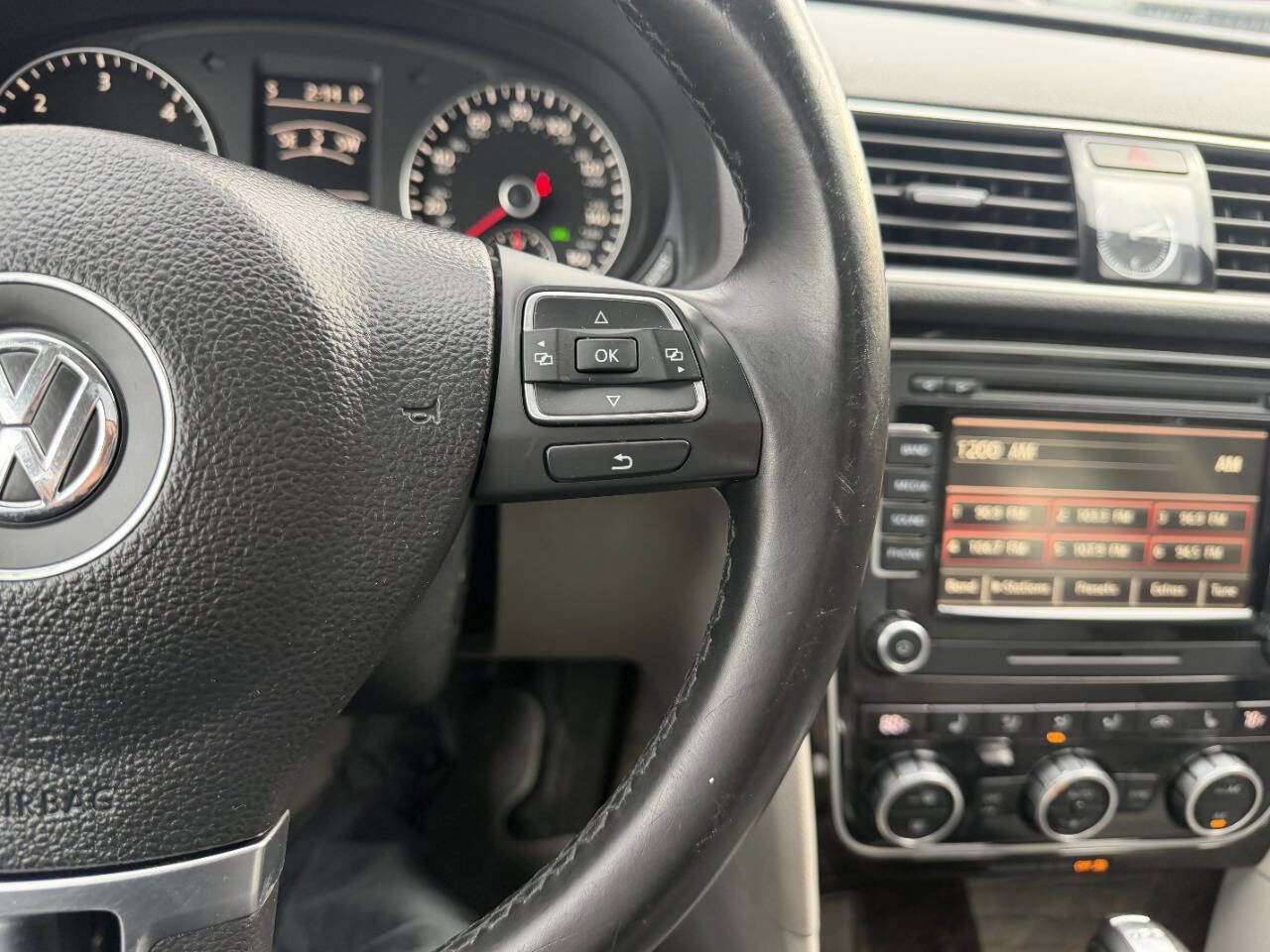 Used 2015 Volkswagen Passat TDI SEL Premium image 35