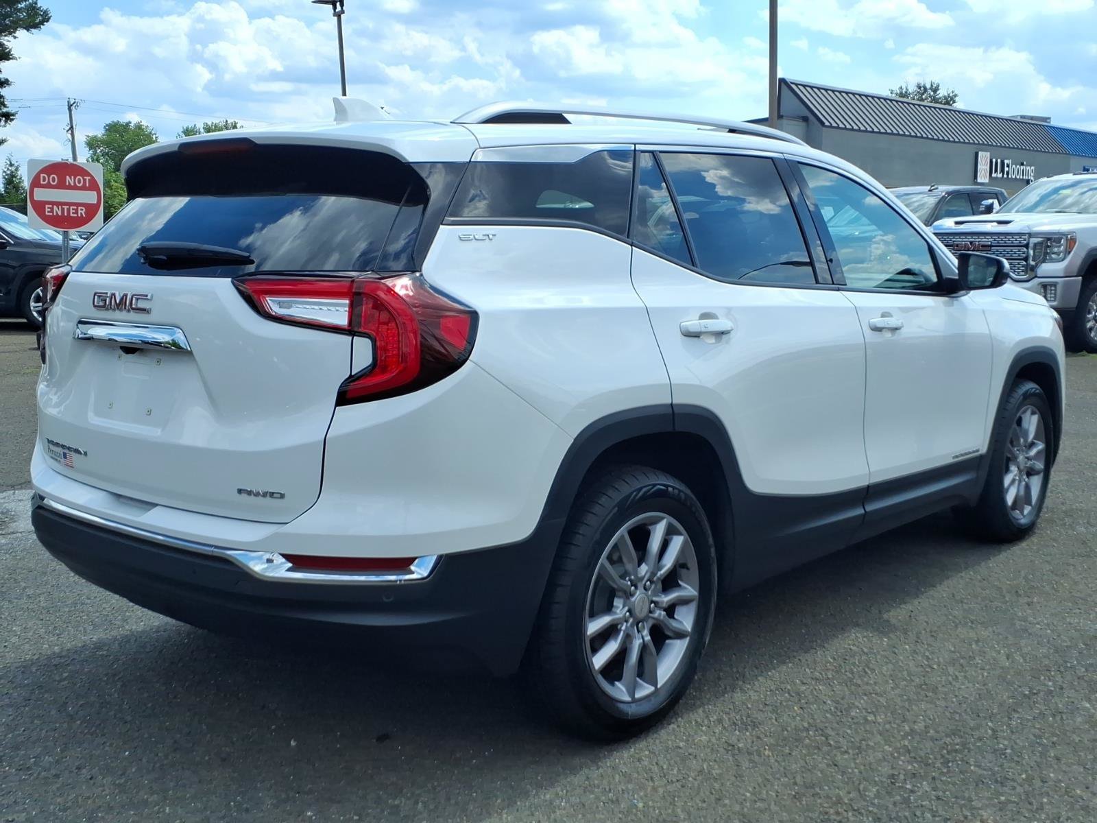 Certified 2022 GMC Terrain SLT w/ Infotainment Package II AWD/4WD image 3
