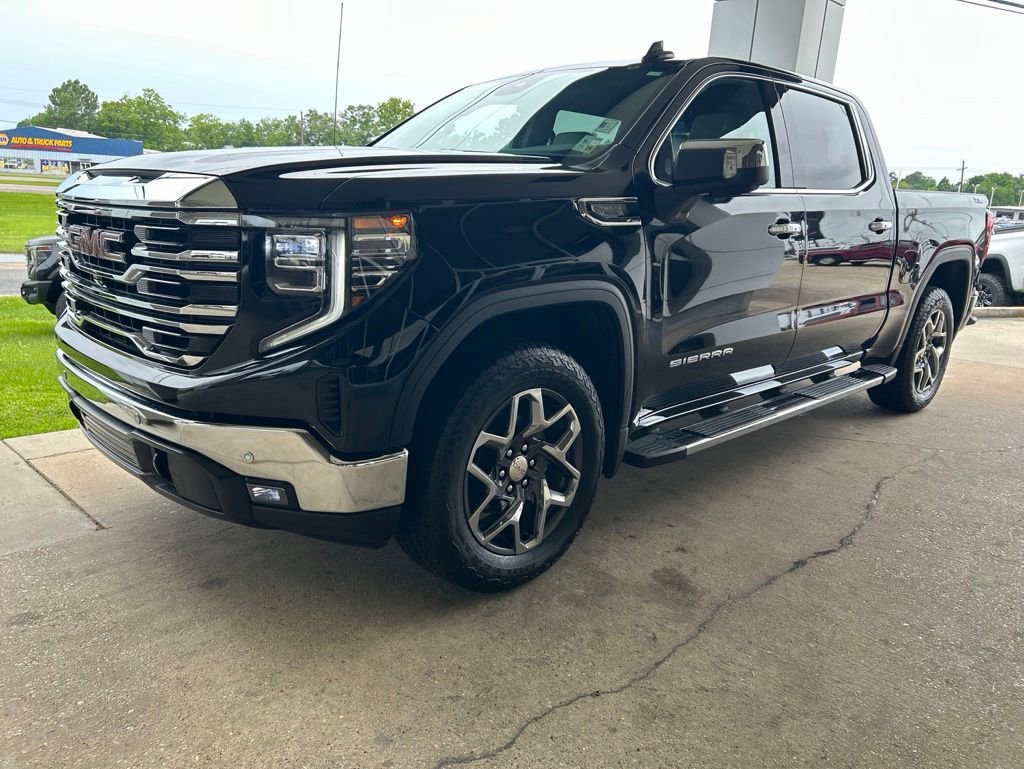 Used 2025 GMC Sierra 1500 SLT AWD/4WD image 3