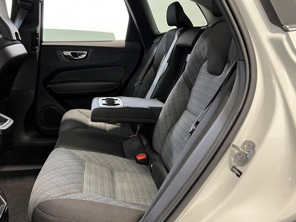 Used 2022 Volvo XC60 B5 Momentum image 18