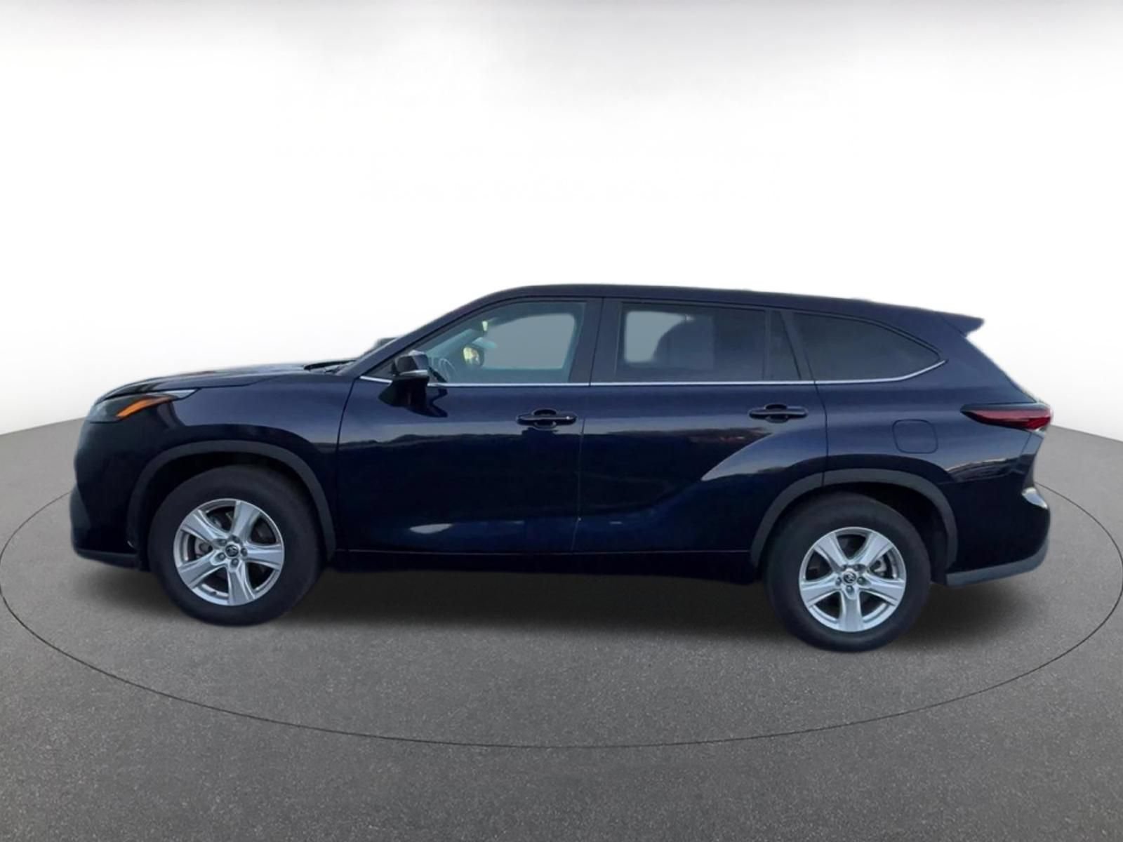 Used 2025 Toyota Highlander LE FWD image 9