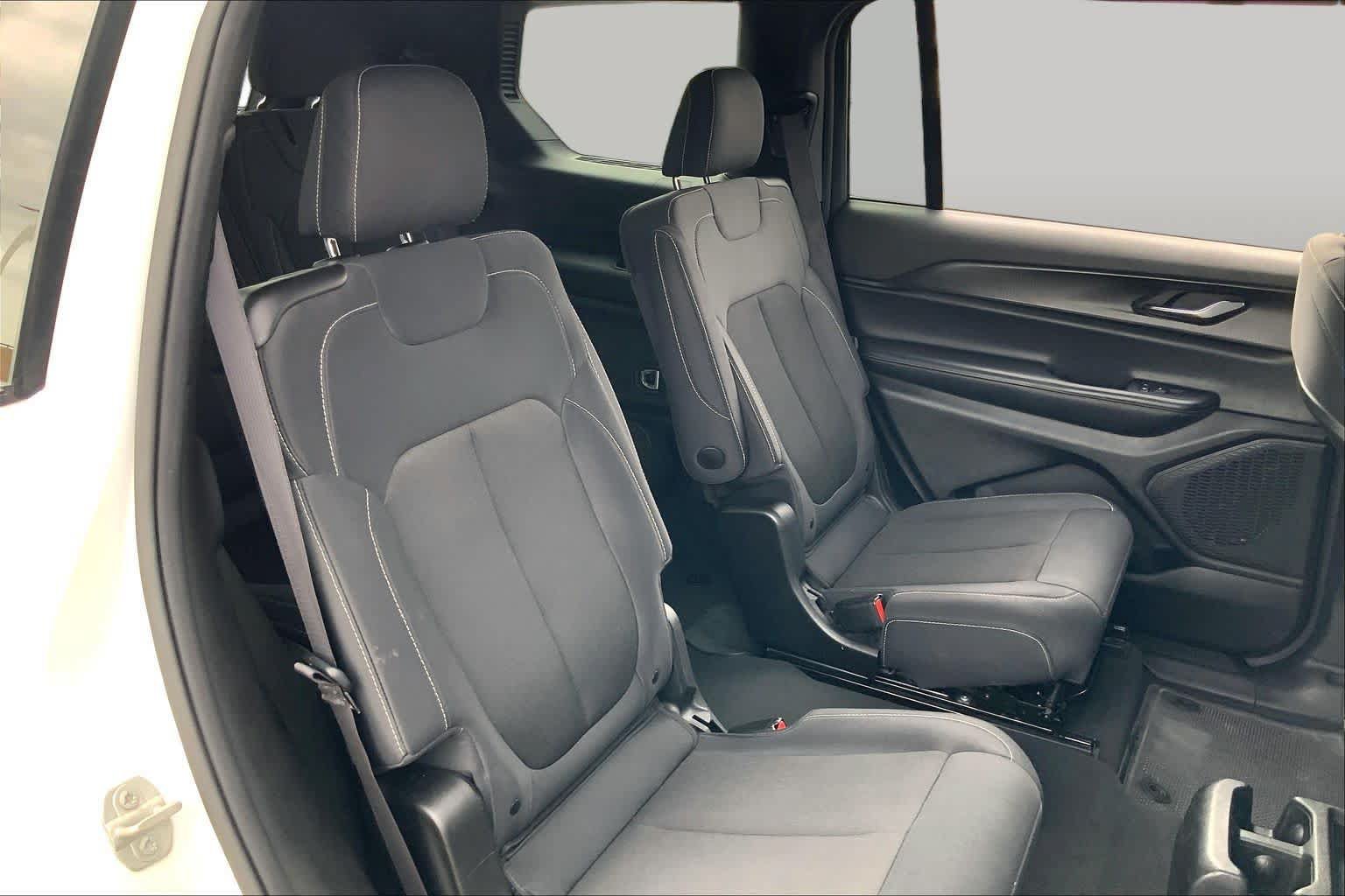 Used 2024 Jeep Grand Cherokee L Laredo RWD image 16