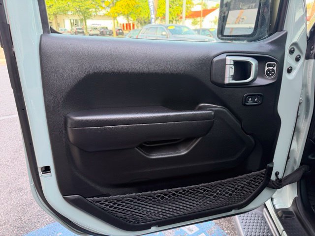 Used 2024 Jeep Wrangler Unlimited w/ Convenience Group AWD/4WD image 8