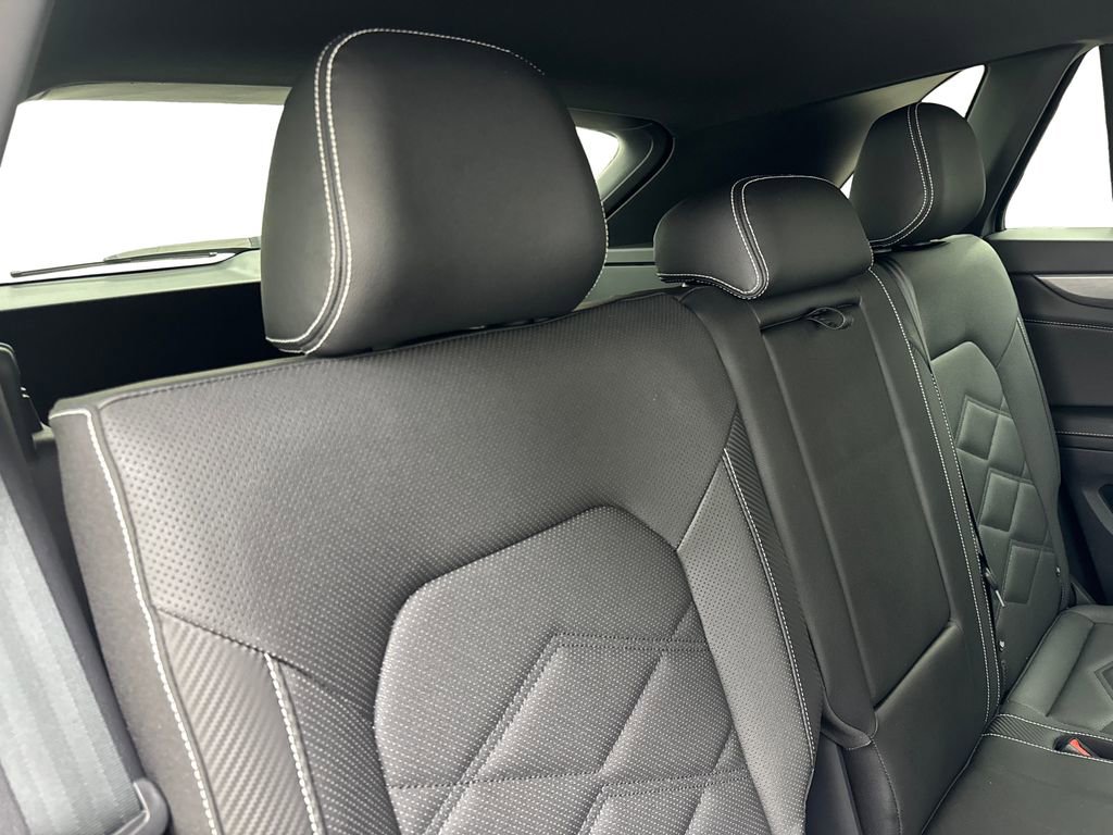 Used 2025 Volkswagen Atlas Cross Sport SE image 40