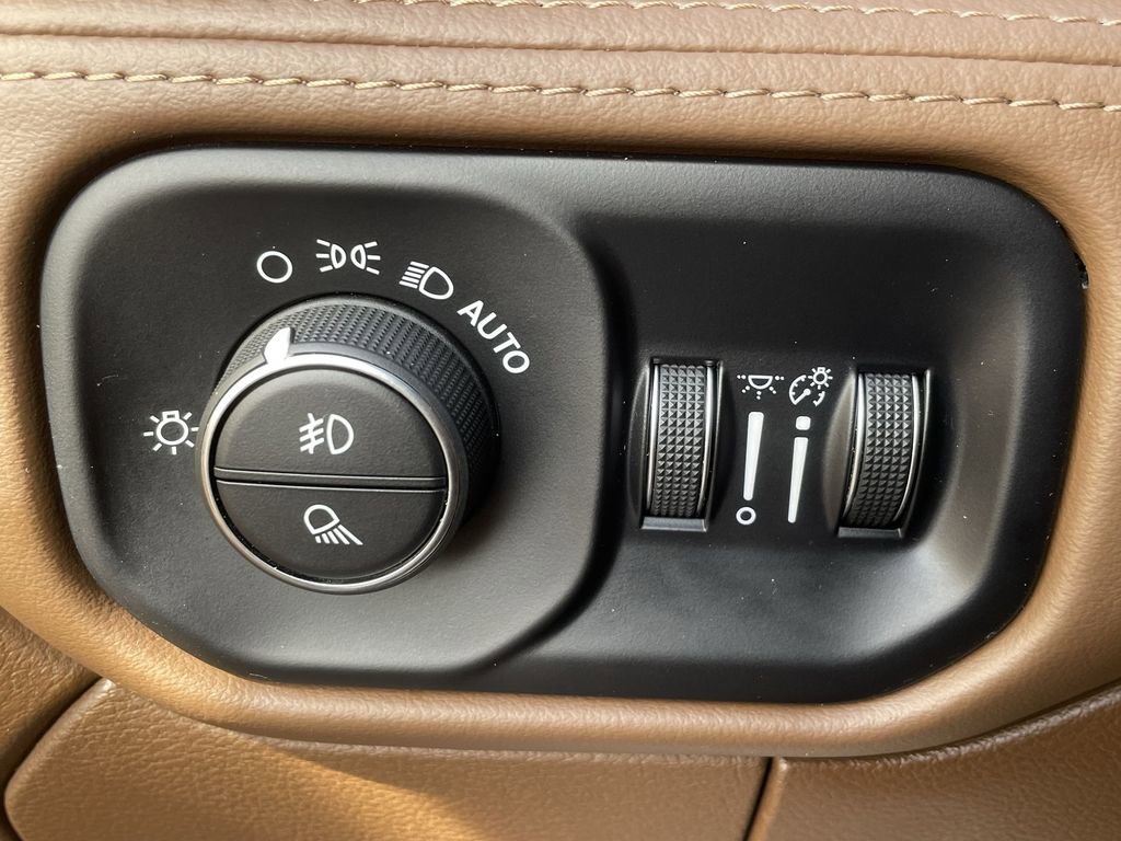 Used 2023 RAM 3500 Limited image 18