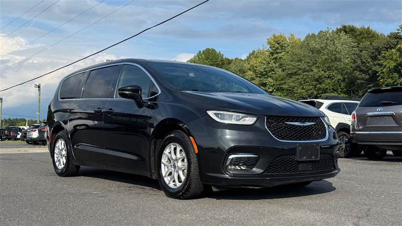 Used 2024 Chrysler Pacifica Touring FWD image 4