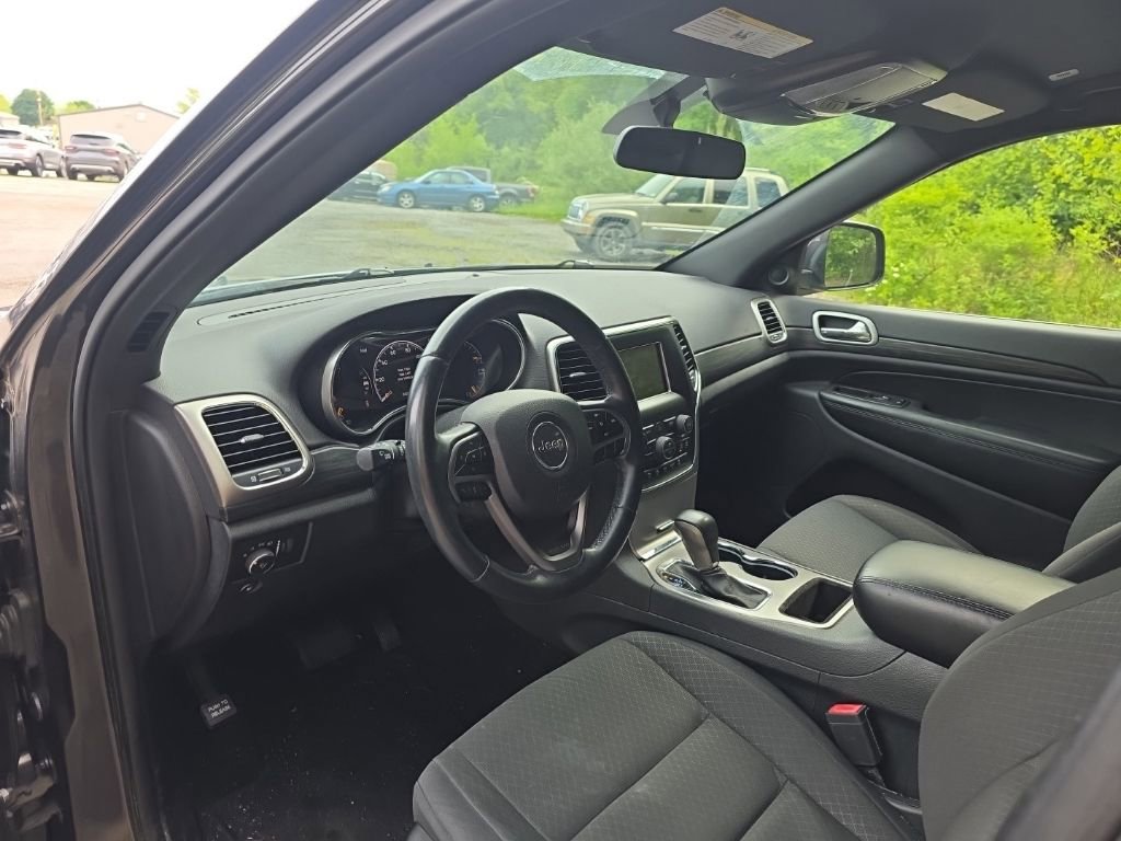 Used 2019 Jeep Grand Cherokee Laredo AWD/4WD image 9