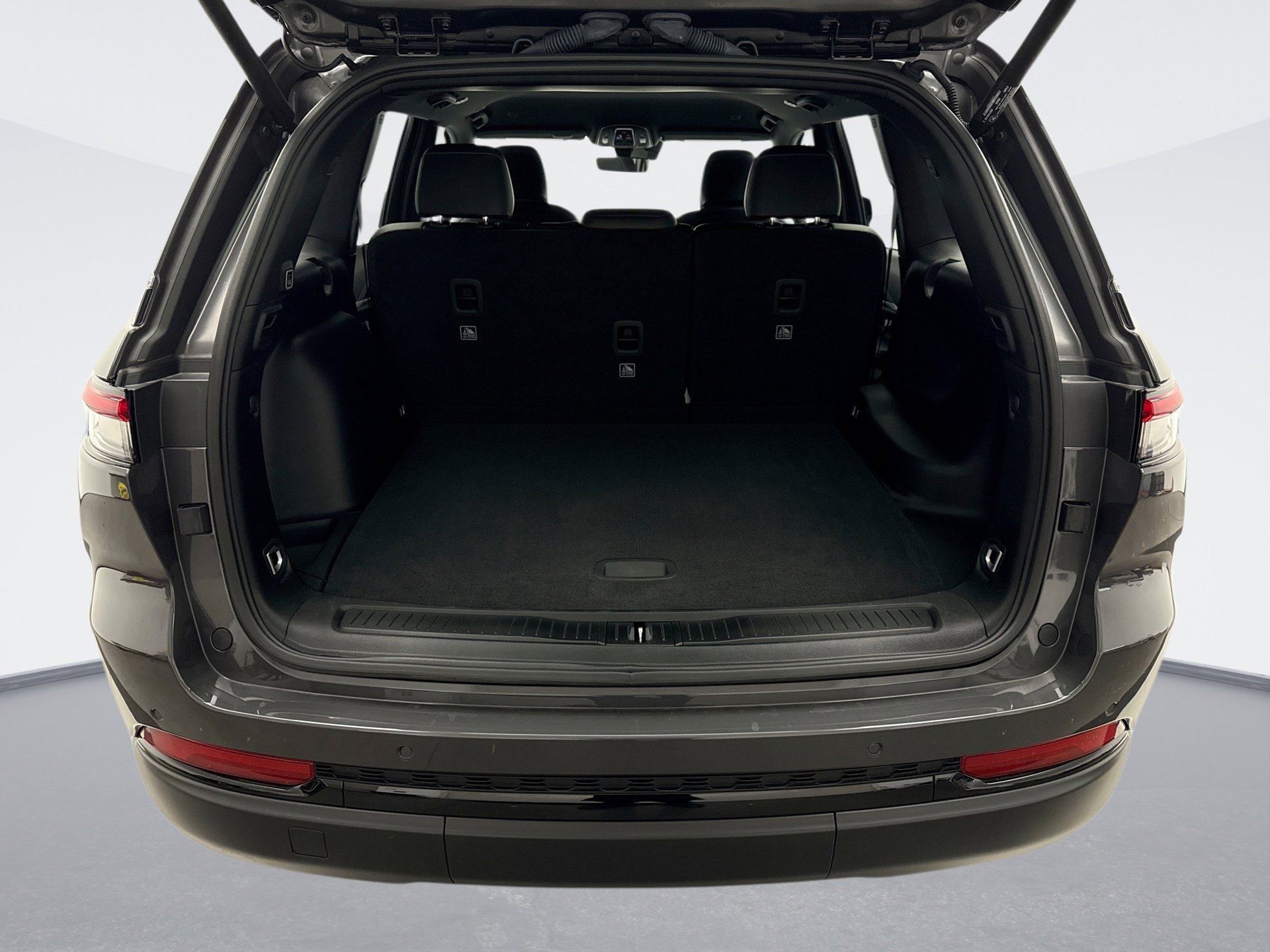 Used 2025 Jeep Grand Cherokee Limited w/ Black Appearance Package image 22