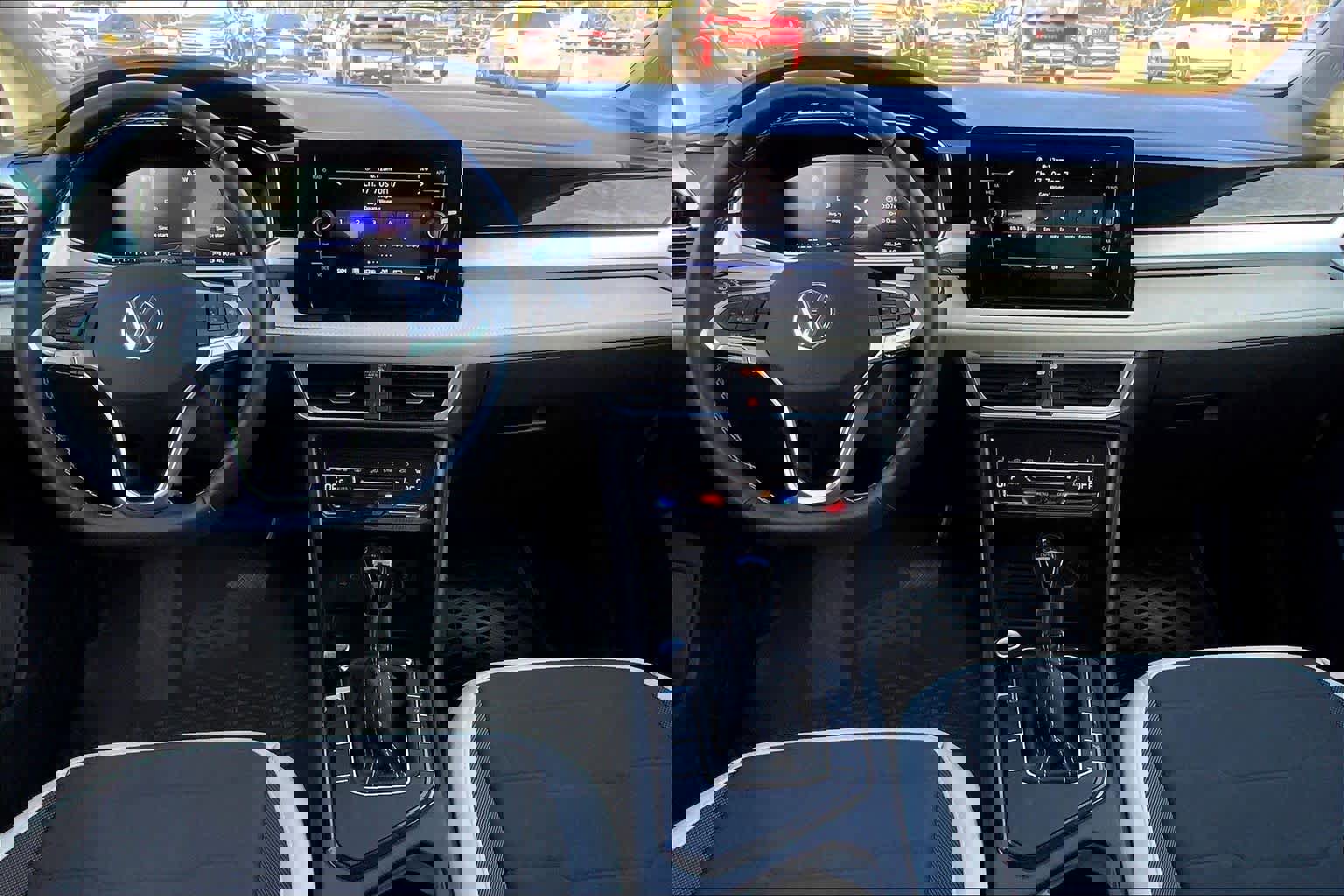 Used 2025 Volkswagen Taos SE FWD image 16