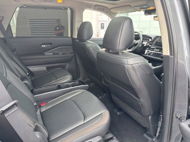 Used 2025 Nissan Pathfinder SL w/ SL Premium Package FWD image 18
