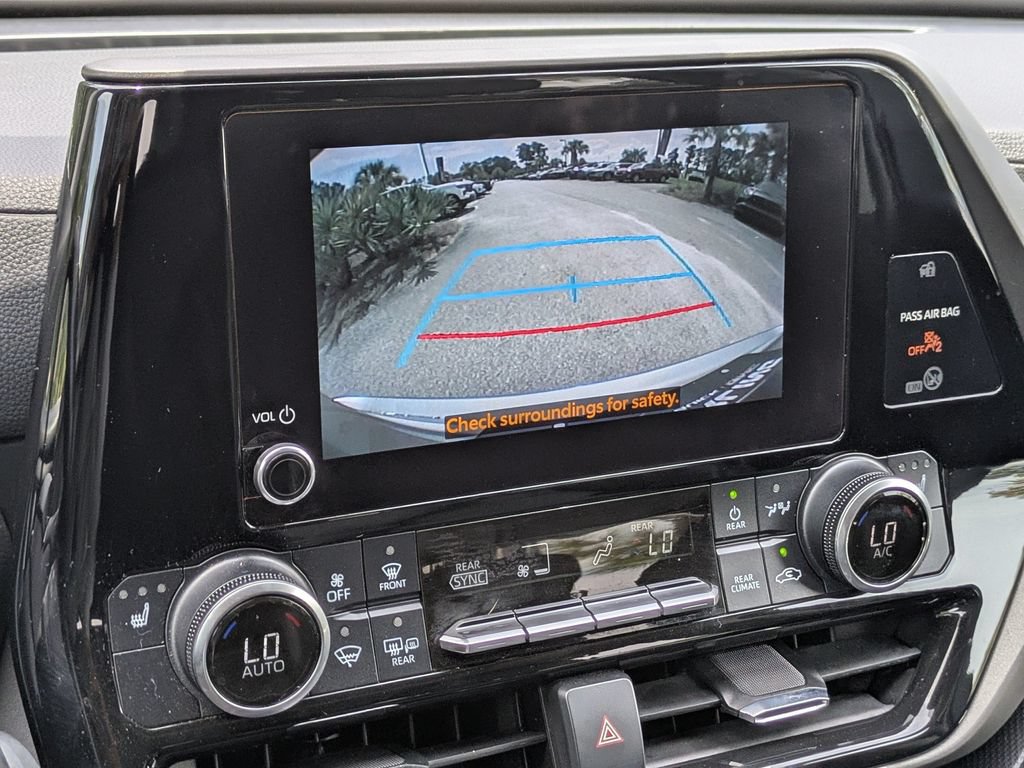Used 2023 Toyota Highlander XLE FWD image 22