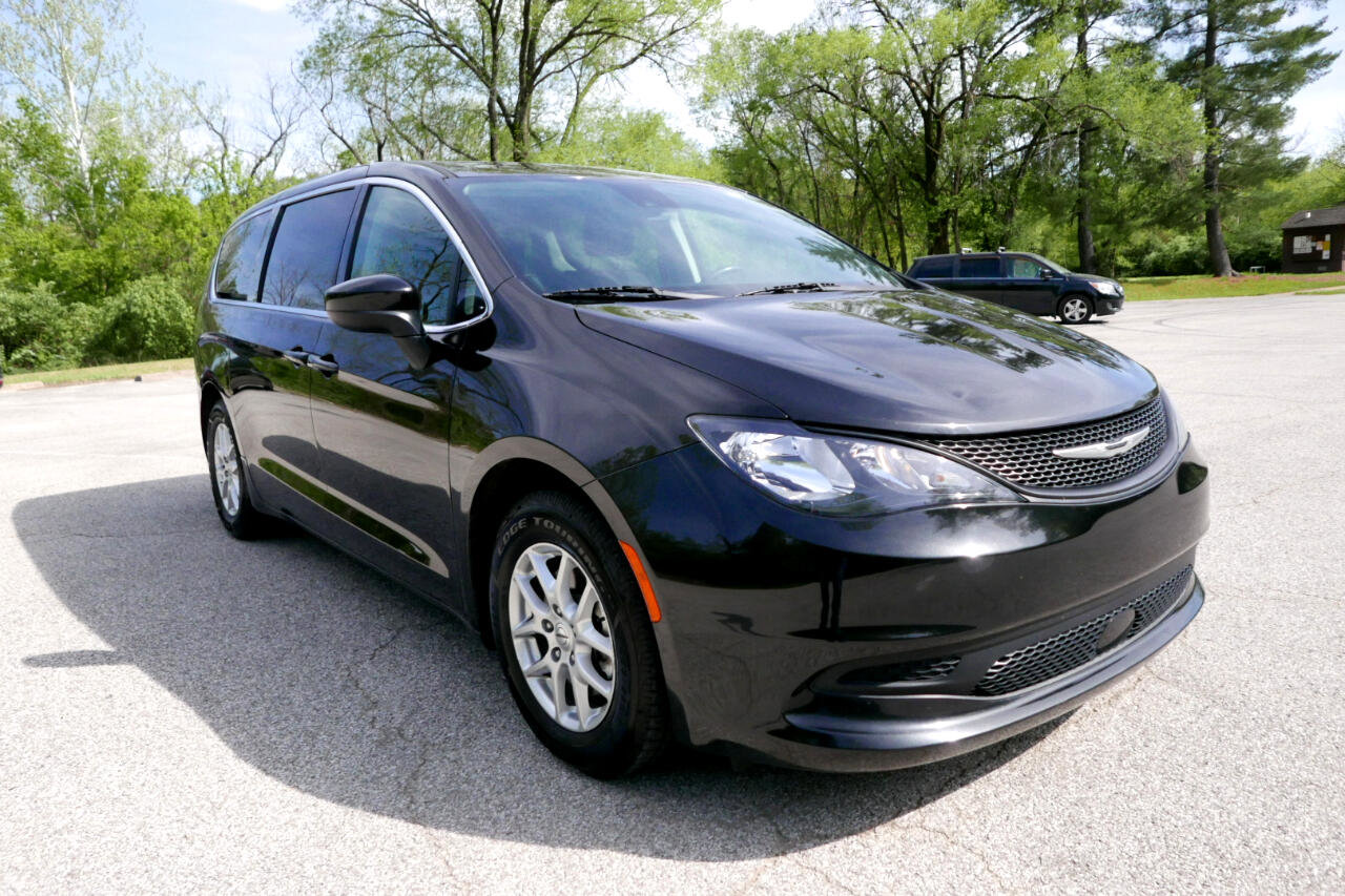 Used 2022 Chrysler Voyager LX image 4