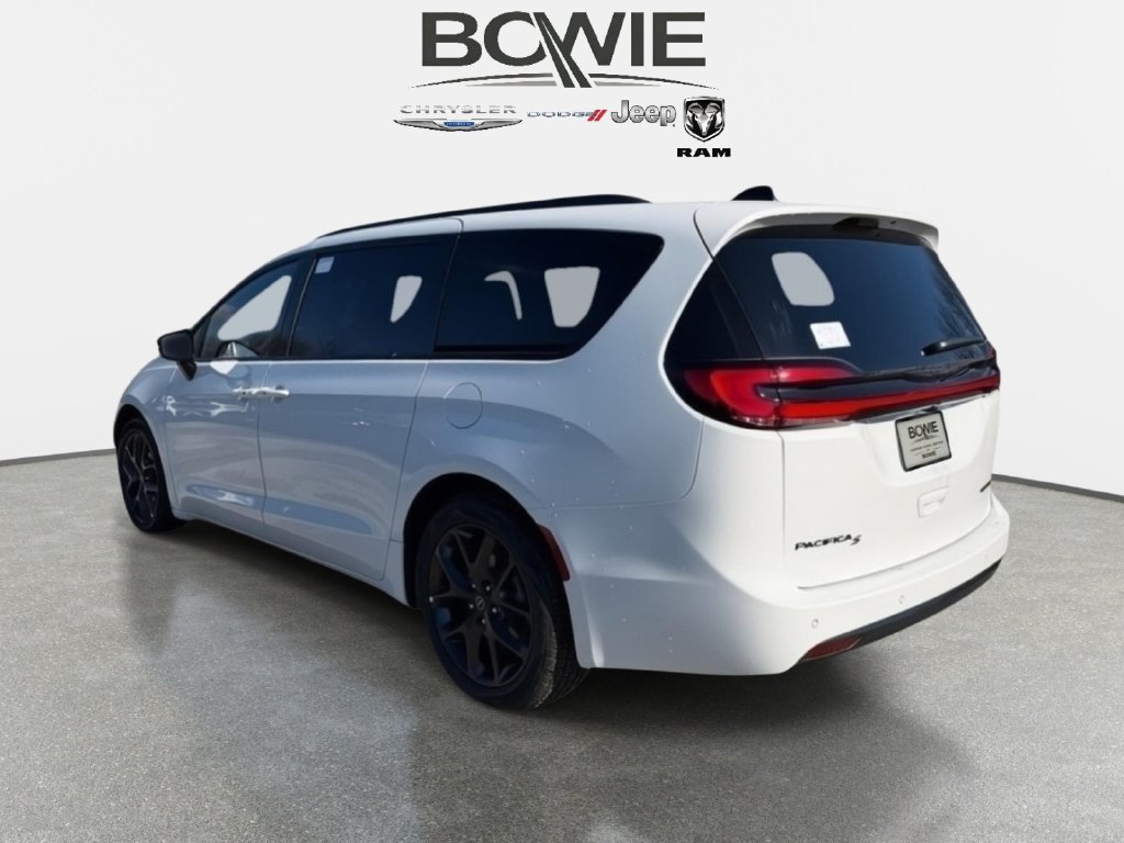 New 2026 Chrysler Pacifica Limited w/ Uconnect Theater Family Group FWD image 4