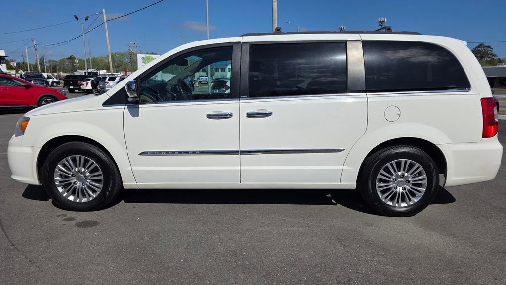 Used 2013 Chrysler Town & Country Touring-L w/ Entertainment Group #2 image 9