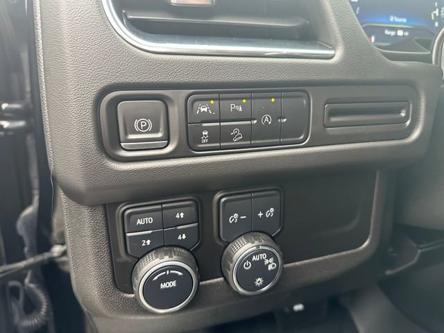 Used 2023 Chevrolet Suburban Z71 image 11