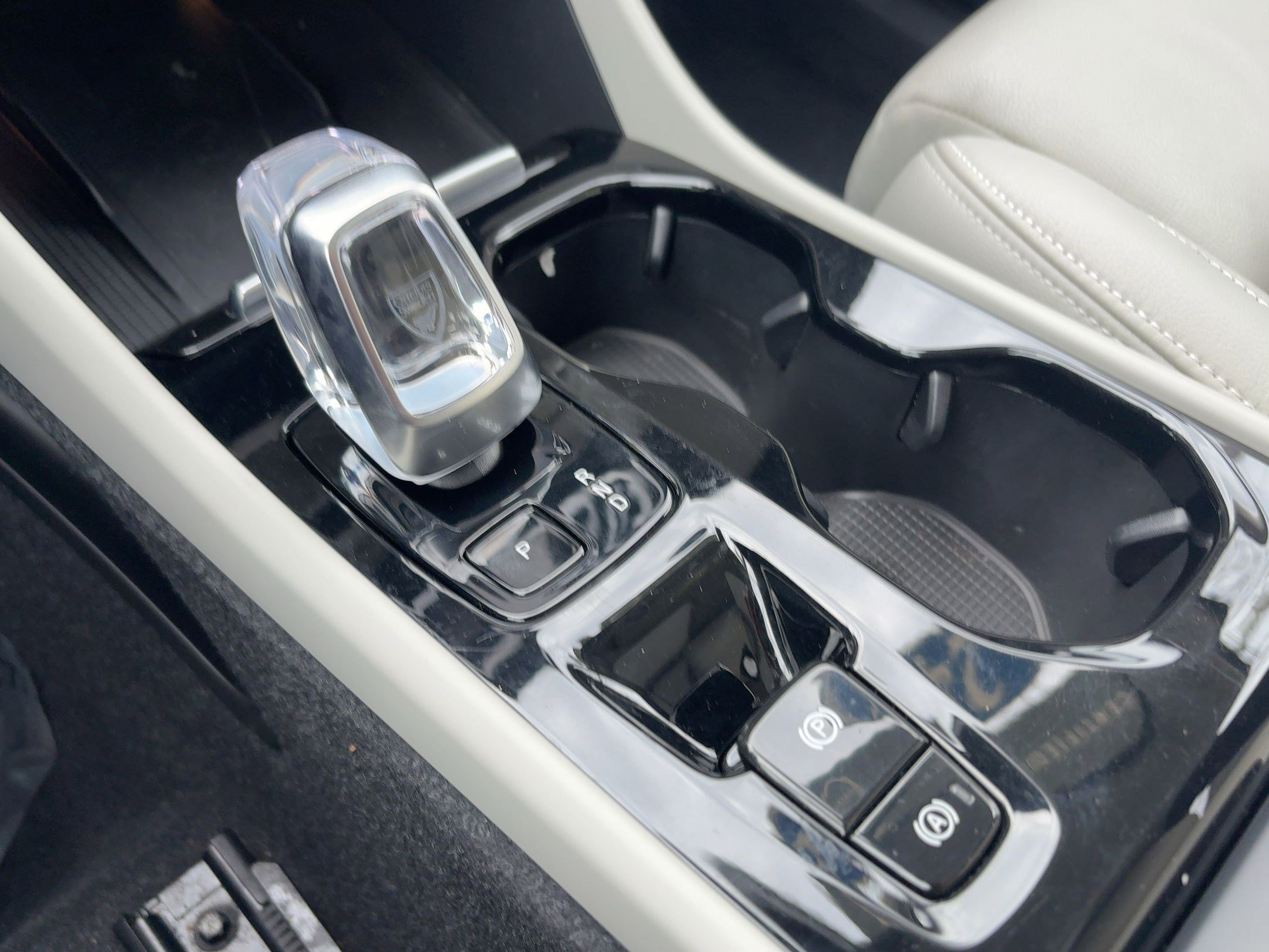 Used 2024 Volvo XC40 B5 Plus w/ Climate Package image 17