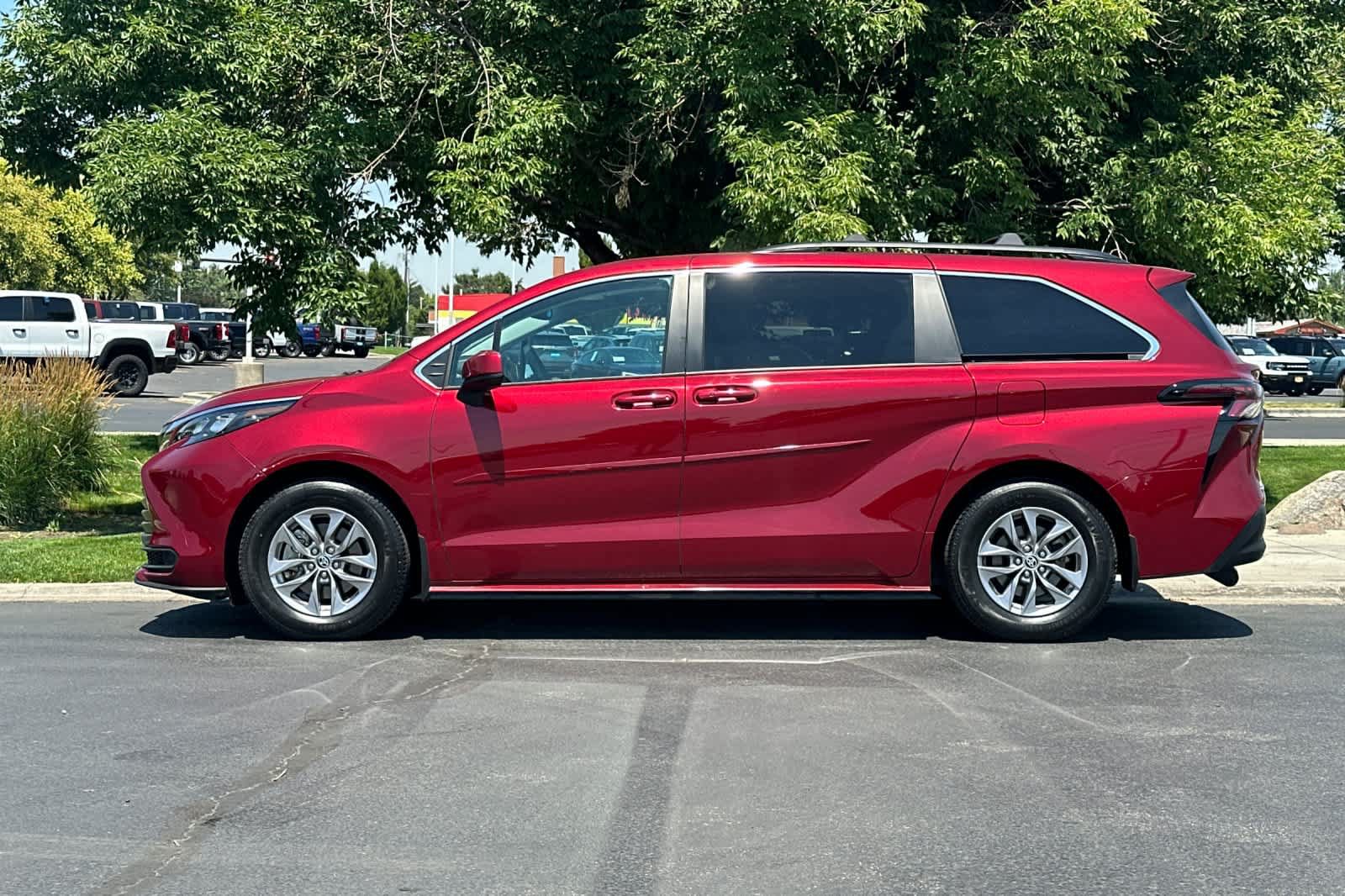 Used 2025 Toyota Sienna LE w/ LE Plus Package AWD/4WD image 5