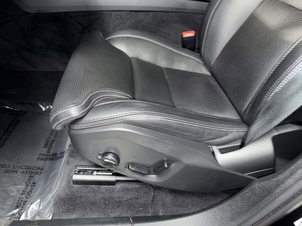 Used 2024 Volvo XC60 T8 Ultimate w/ Climate Package image 3