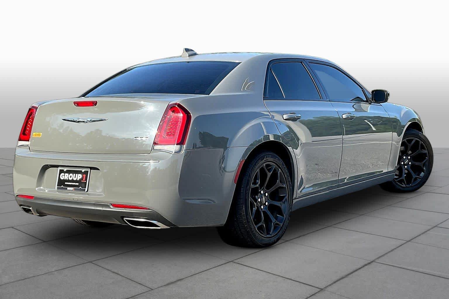 Used 2019 Chrysler 300 Touring w/ Sport Appearance Package RWD image 13