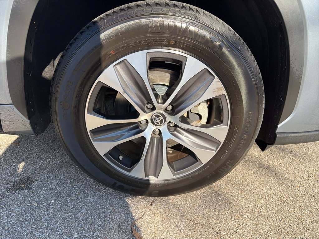 Used 2022 Toyota Highlander XLE image 27