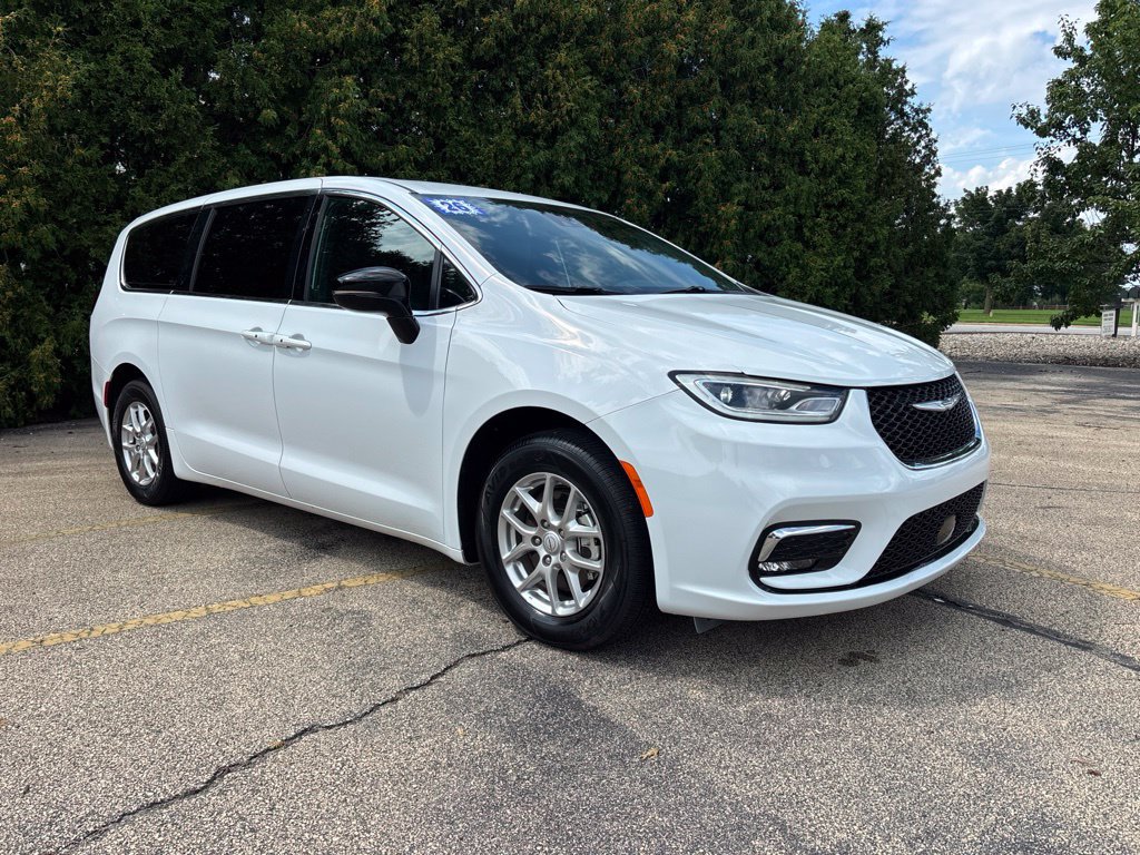 Used 2026 Chrysler Pacifica Select FWD image 1