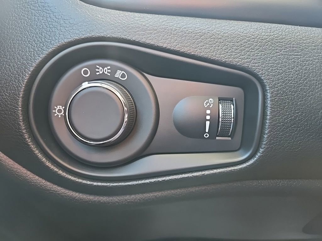 Used 2023 Jeep Renegade Latitude AWD/4WD image 38