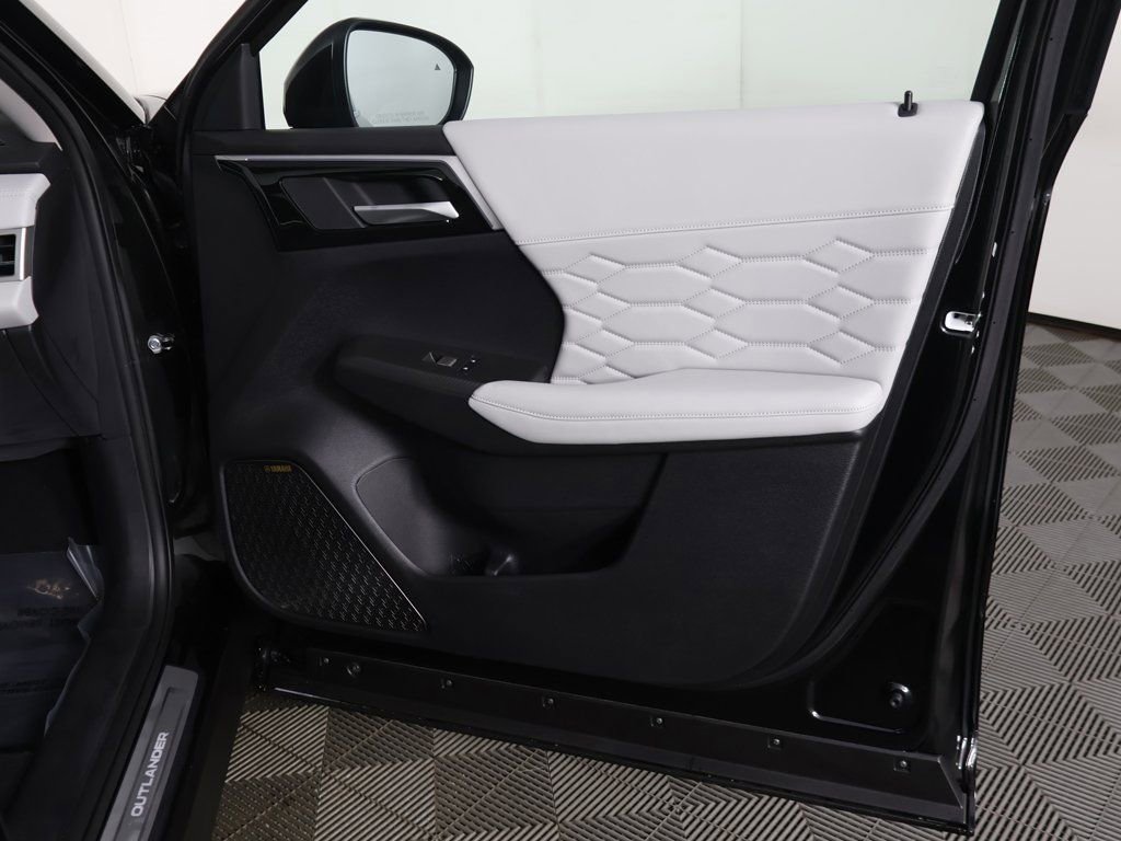 New 2025 Mitsubishi Outlander AWD image 31