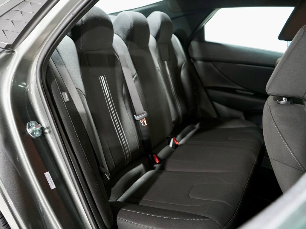 Used 2025 Hyundai Elantra SEL image 28