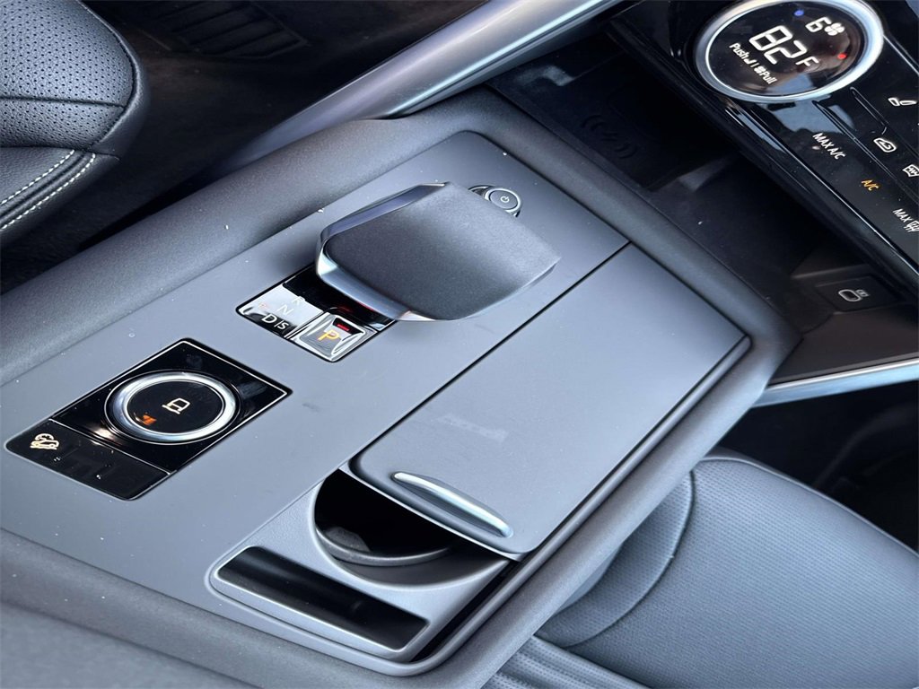 New 2025 Land Rover Discovery S image 27