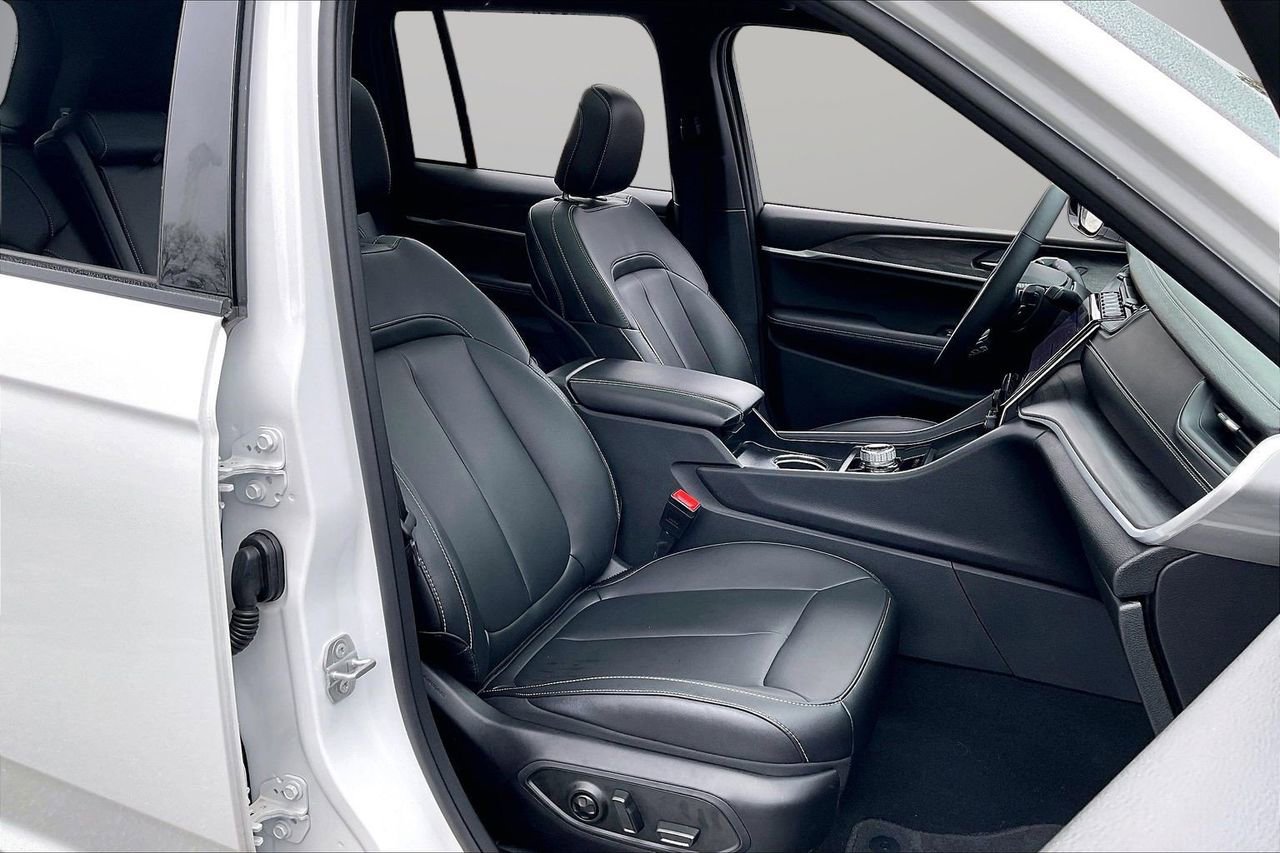 Certified 2025 Jeep Grand Cherokee Limited w/ Black Appearance Package image 25