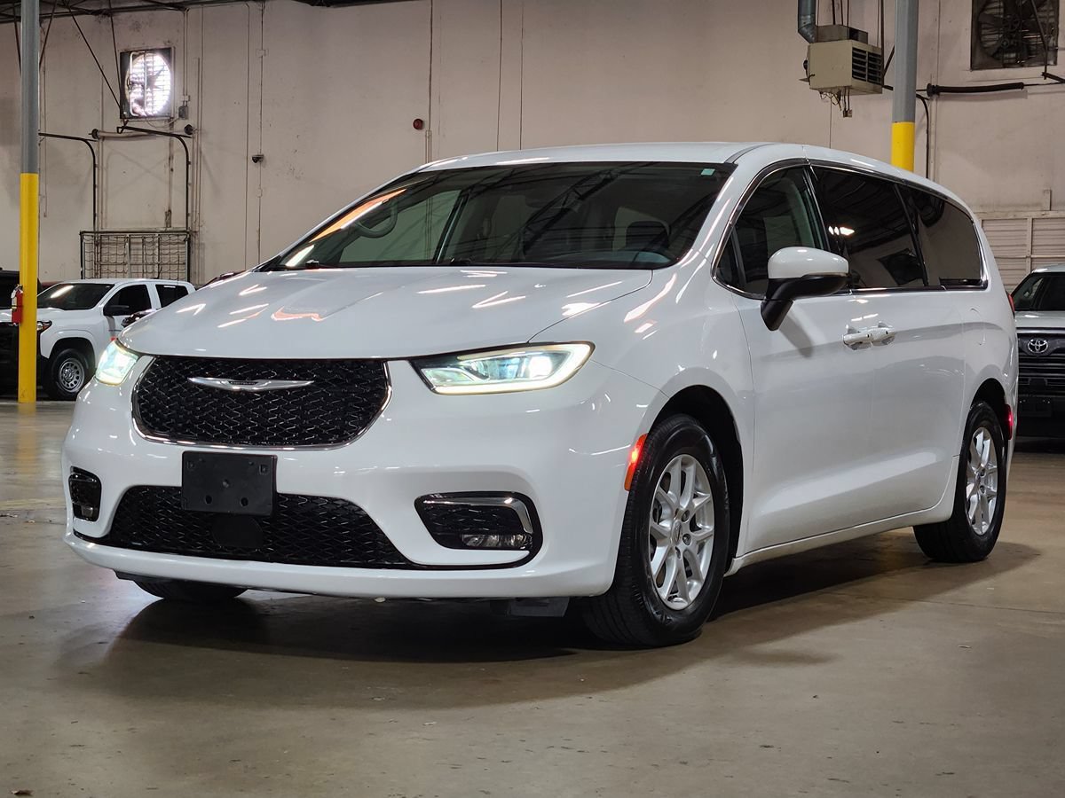 Used 2023 Chrysler Pacifica Touring-L FWD image 4