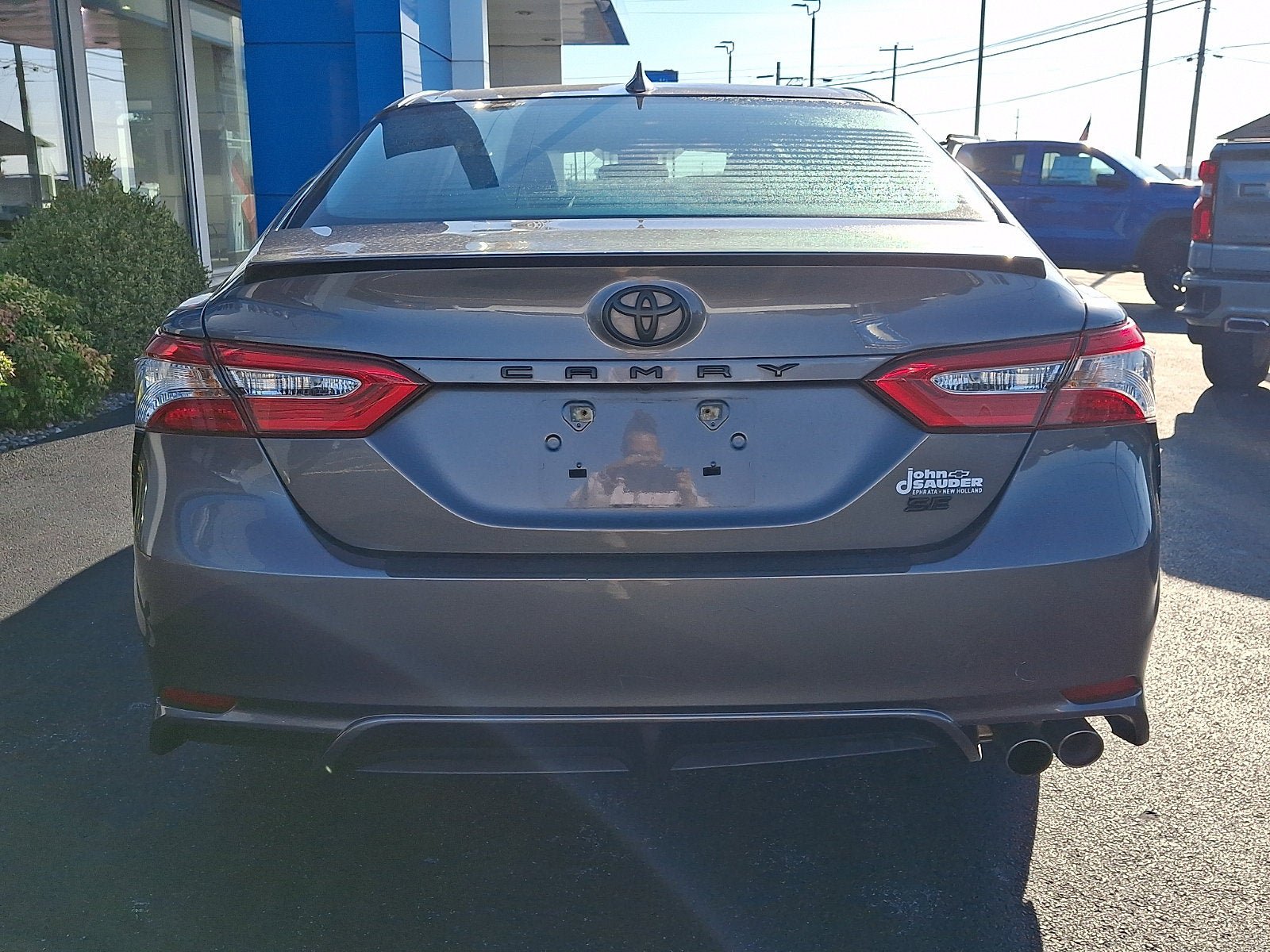 Used 2020 Toyota Camry SE w/ Blackout Package FWD image 5