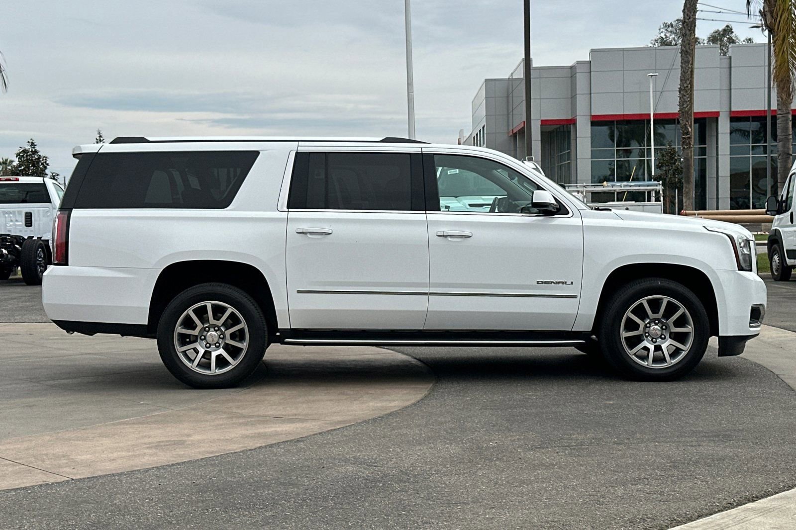 Used 2020 GMC Yukon XL Denali image 3