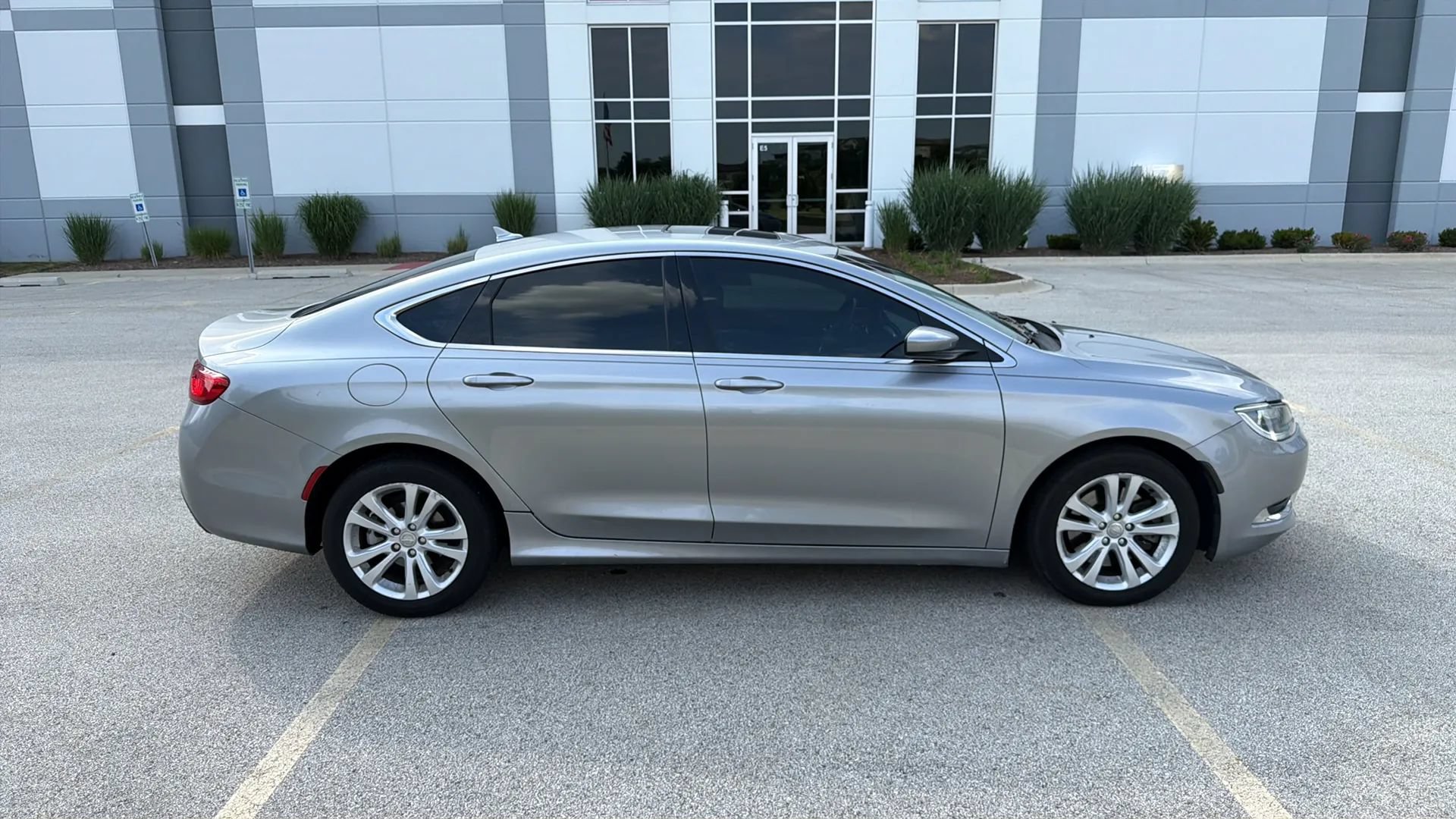 Used 2017 Chrysler 200 Limited Platinum w/ Comfort & Convenience Group FWD image 4