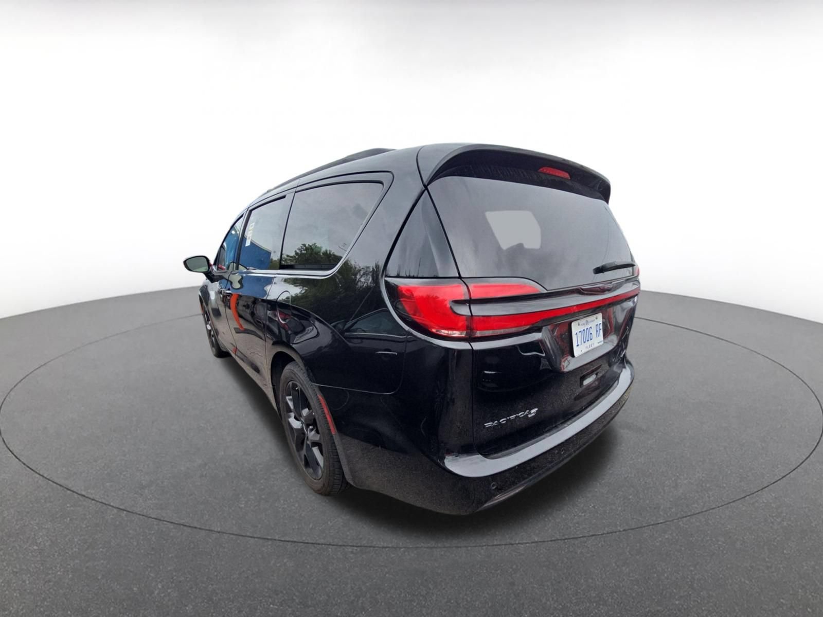Used 2025 Chrysler Pacifica Limited FWD image 4