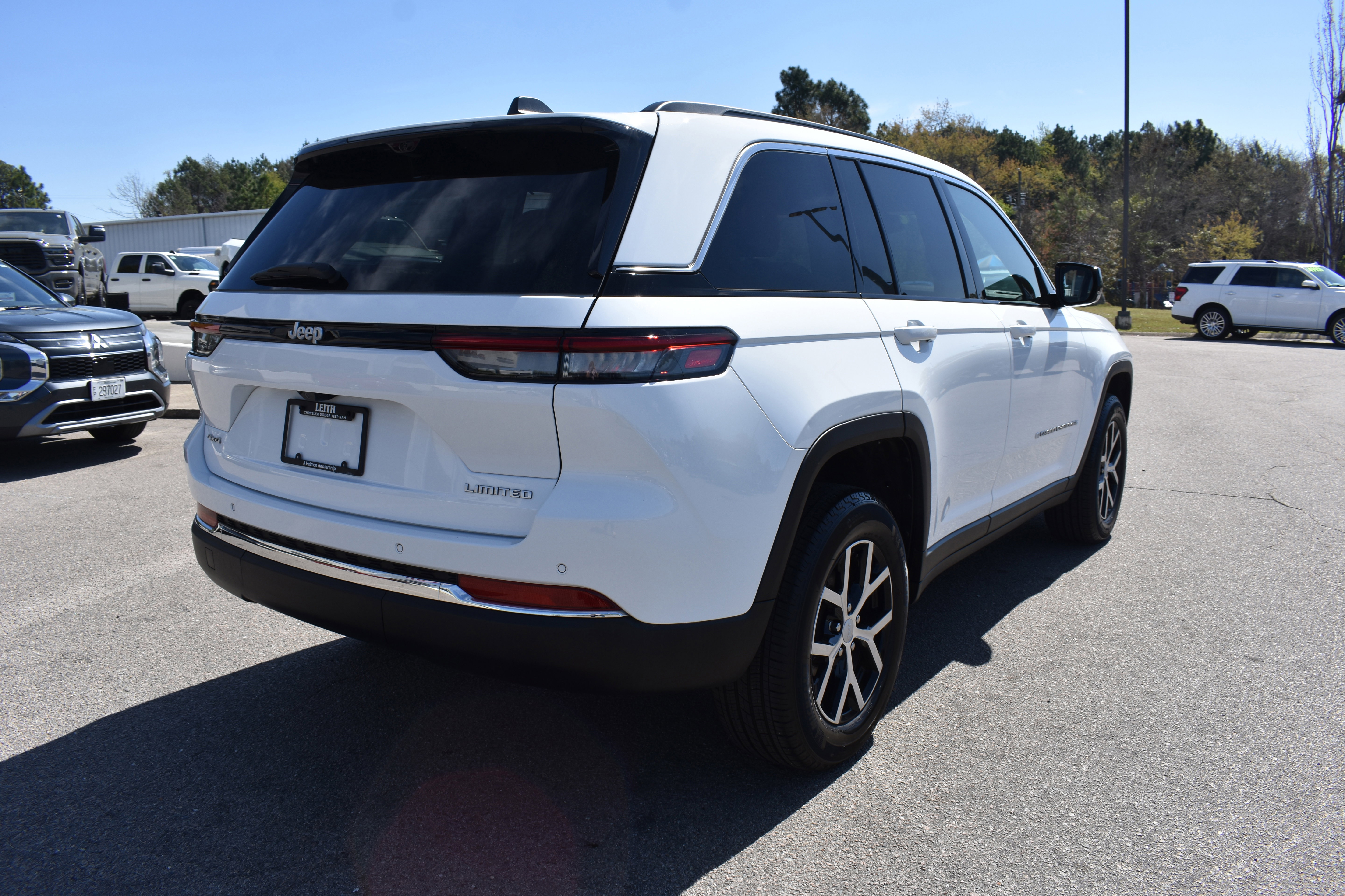 Used 2025 Jeep Grand Cherokee Limited w/ Luxury Tech Group II image 9