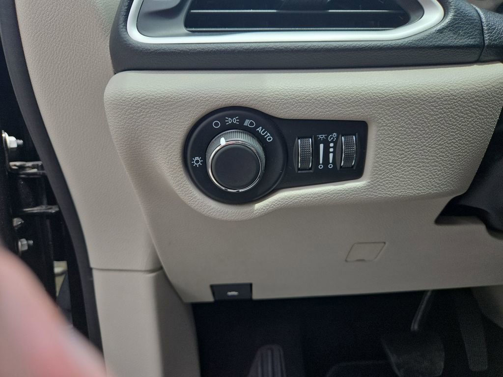 Used 2023 Chrysler Voyager LX FWD image 30