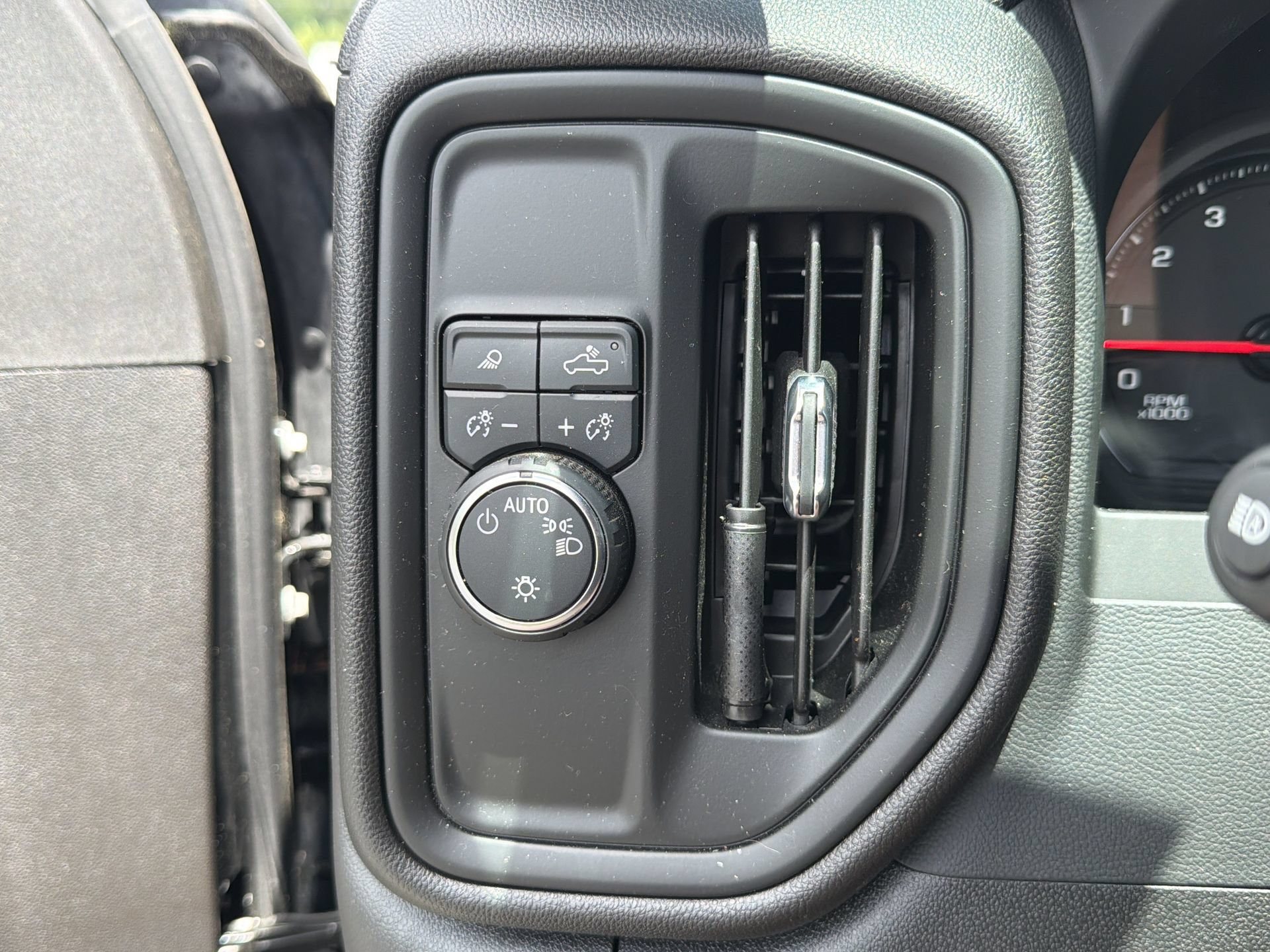 Used 2025 Chevrolet Silverado 2500 Custom w/ Custom Value Package RWD image 8