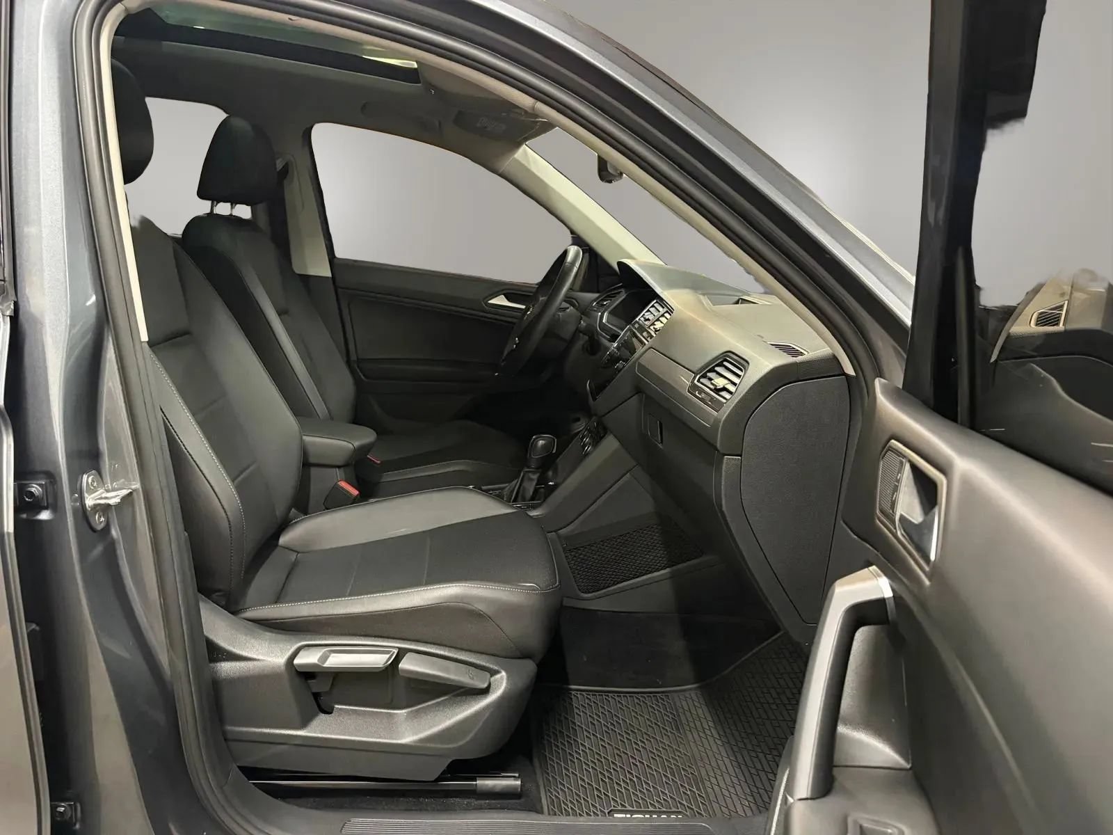 Used 2020 Volkswagen Tiguan SEL AWD/4WD image 19