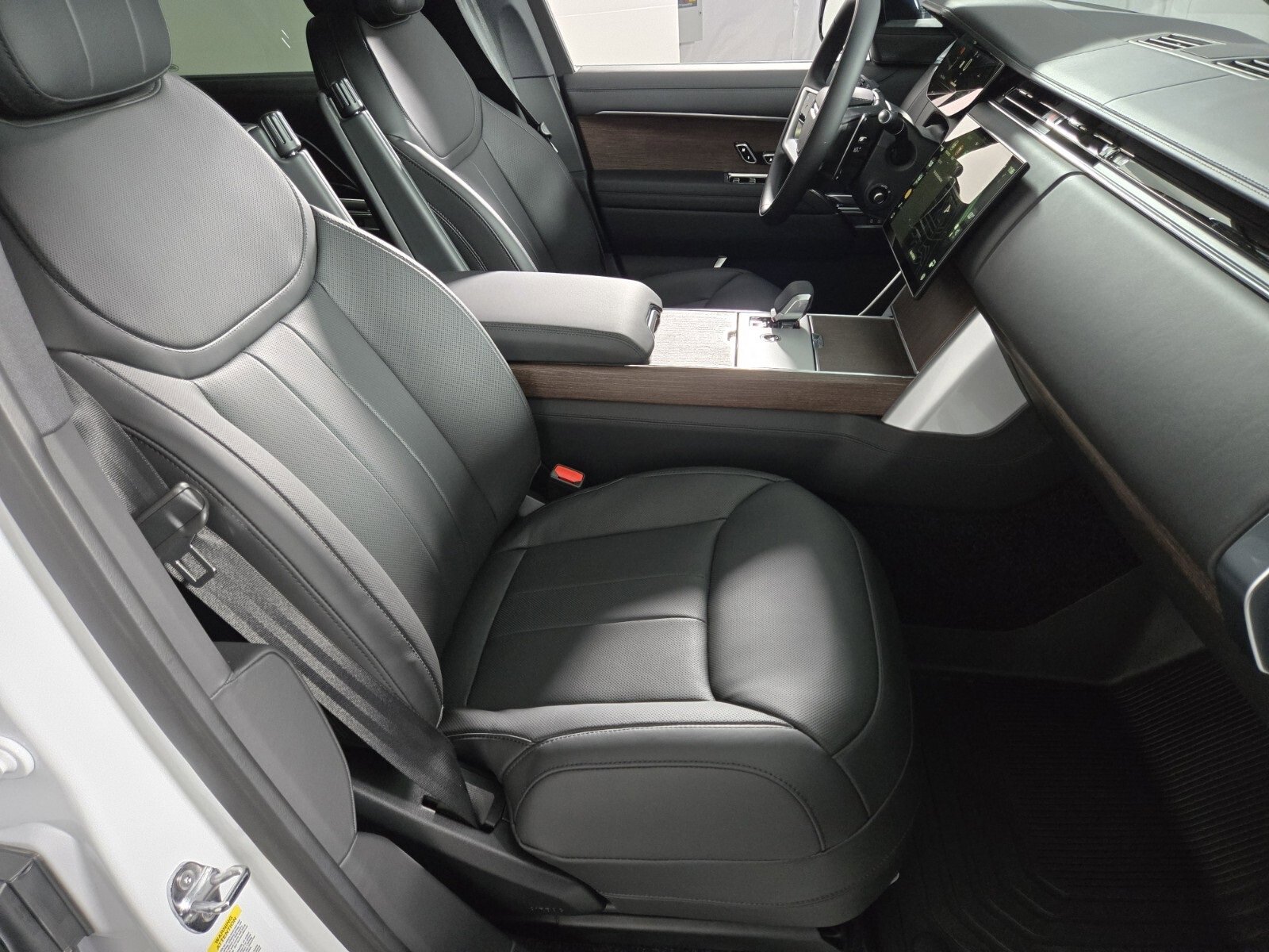New 2025 Land Rover Range Rover Long Wheelbase SE image 3