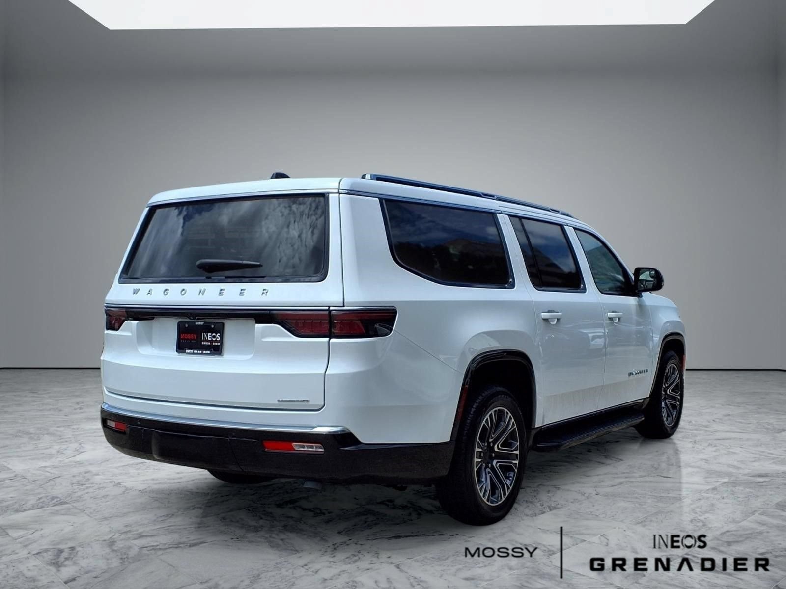 Used 2024 Jeep Wagoneer L Series II RWD image 7