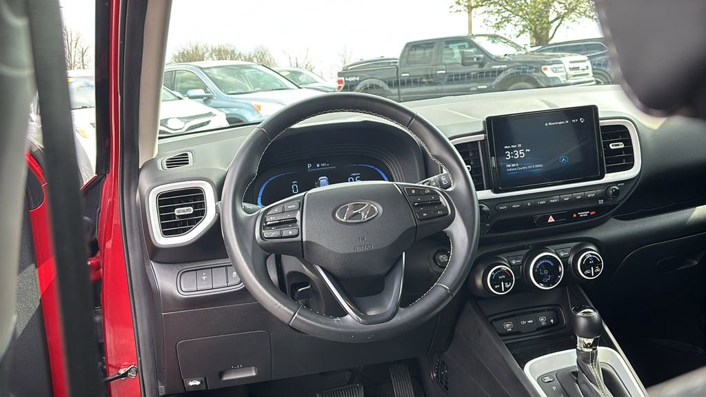 Used 2023 Hyundai Venue Limited FWD image 13