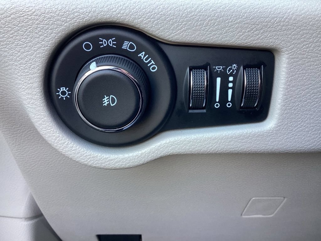 Used 2024 Chrysler Pacifica Touring-L FWD image 26