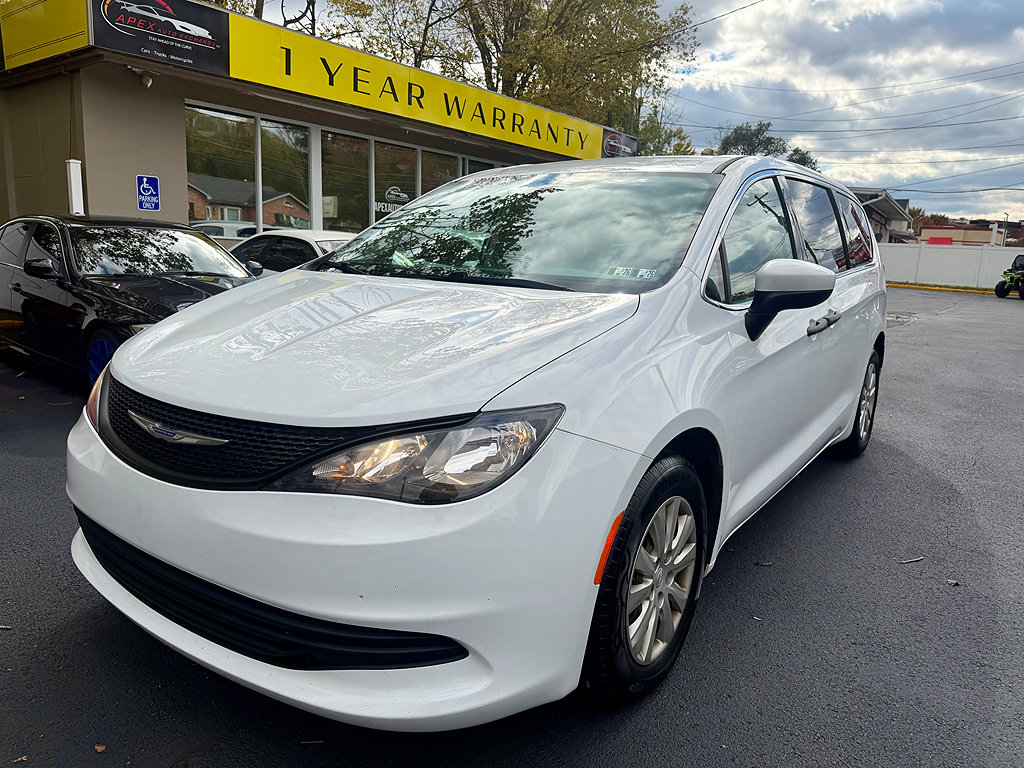 Used 2020 Chrysler Voyager L FWD image 1